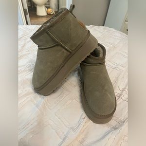 Brand new never worn ugg short boots